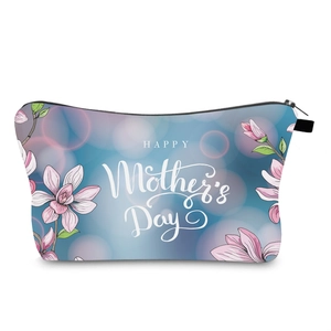 Détail de la trousse de maquillage Fête des Mères avec dégradé bleu et fleurs de magnolia