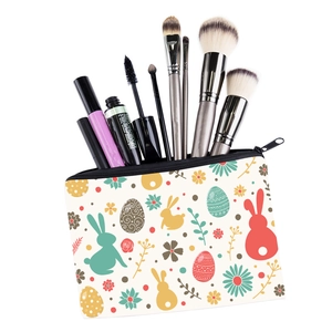 Detailansicht der Kosmetiktasche mit Hasenmuster und Platz für Make-up-Pinsel