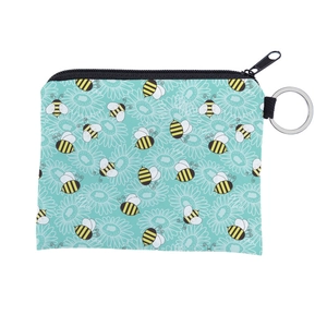 Détail du porte-monnaie abeille montrant le tissu menthe et l'anneau métallique