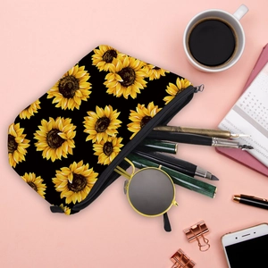 Trousse à maquillage imperméable à motif tournesol présentée dans un cadre élégant
