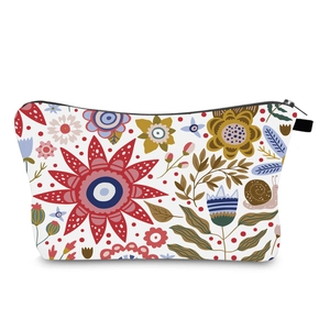 Détail de la trousse à maquillage en toile fleurie avec motifs nordiques et fermeture éclair