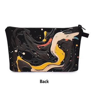 Vista posteriore della borsa da trucco con stampa artistica astratta su tessuto nero