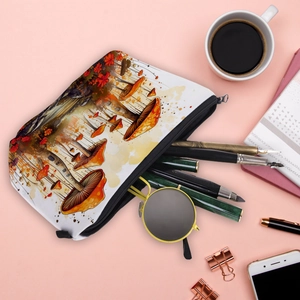 Elegante borsa da toilette con motivo bosco di funghi in una raffinata scena flat lay