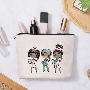 Trousse à maquillage en lin avec motif infirmière et produits cosmétiques sur fond