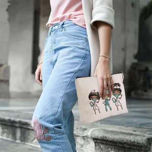Pochette en lin avec imprimé infirmière tenue par un mannequin pour montrer la taille