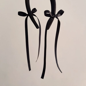 Eleganter schwarzer Satin Haarreif mit langen Bändern und Schleifen im Ballett Stil