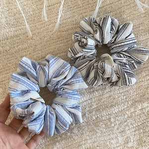 Chouchou rayé bleu sel français avec étiquette tissée à la main en coton fin