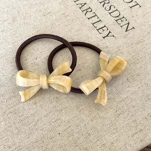 Coleteros minimalistas con lazo de acetato beige y diseño de efecto mármol