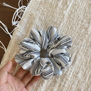 Chouchou oversize style français à rayures bleu sel de mer pour coiffure élégante