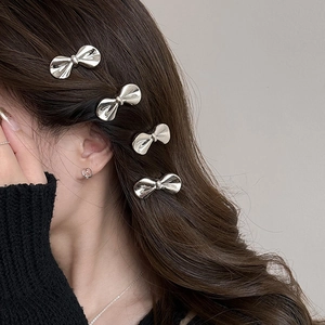 Elegante Haarklammern aus silbernem Metall mit Schleife für Damen im 4er-Set im Haar