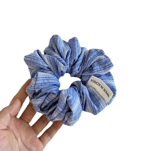 Chouchou rayé bleu et blanc style sel de mer français avec étiquette tissée