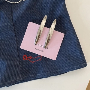 Paire de barrettes à cheveux minimalistes en métal argenté poli sur carte rose