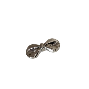 Eleganter silberner Metall-Haarclip mit Schleife und Hochglanzpolitur auf weißem Hintergrund