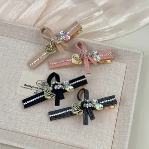Barrettes à nœud élégantes avec strass et breloques en forme de cœur doré multicolores