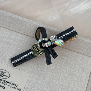 Pince à cheveux nœud noir élégante avec pendentif cœur LOVE doré et strass brillants