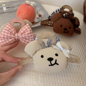 Nahaufnahme von süßen Teddybär- und Schleifen-Haarklammern mit Acrylbasis für Frauen
