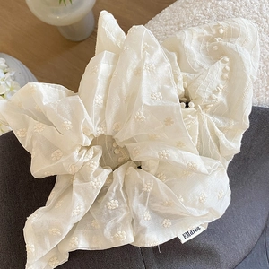 Chouchou élégant en tissu blanc crème surdimensionné avec broderie florale délicate