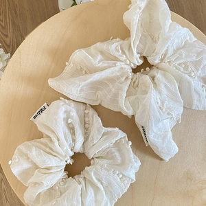 Ensemble de chouchous élégants en dentelle blanche avec broderie et étiquette de marque