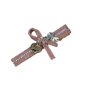 Barrette à cheveux en cuir rose avec strass brillants et détail cœur doré