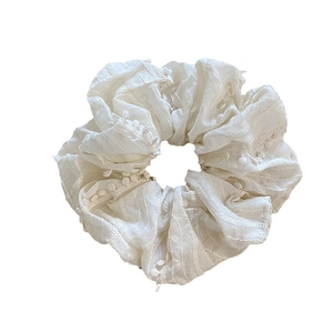 Chouchou élégant en tissu crème avec rayures jacquard et bordure en dentelle pour queues