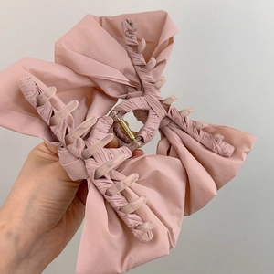 Pince à cheveux nœud rose en tissu pour femme avec un design de clip de requin