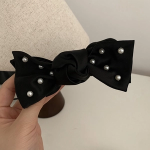 Barrette à cheveux élégante en satin noir avec perles blanches pour un style chic