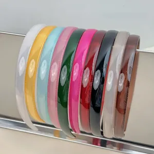 Détail de serre-têtes fins antidérapants en 10 couleurs gelée avec dents internes