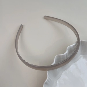 Vue détaillée du serre-tête gris translucide montrant les dents antidérapantes