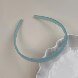 Détails des dents antidérapantes de ce serre-tête bleu glacier mat pour cheveux