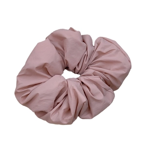 Chouchou plissé surdimensionné rose poudré élégant en tissu satiné brillant
