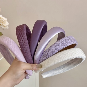 Serre-têtes larges violets pour femmes avec textures satinées et tricotées en tons variés