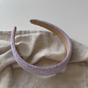 Serre-tête violet large minimaliste avec taches sombres pour un accessoire de cheveux élégant