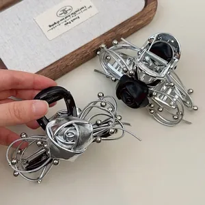 Eleganti mollette per capelli a rosa in metallo argento e pelle nera design sobrio
