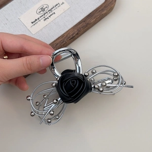 Elegante pinza per capelli in metallo argento con rosa in ecopelle nera e perline