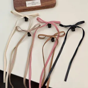 Barrettes à cheveux en cuir avec longs rubans en diverses teintes neutres et terre