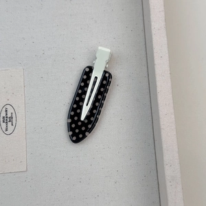 Fermaglio per capelli a pois bianchi e neri con design a becco d'anatra minimal