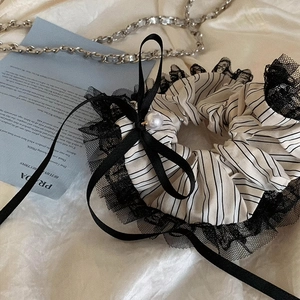 Chouchou élégant à rayures noir et blanc avec bordure en dentelle et nœud perlé