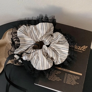 Chouchou rayé noir et blanc avec bordure en dentelle, nœud et pendentif perle