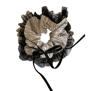 Chouchou rayé beige avec bordure en dentelle noire et nœud à perle pour femme
