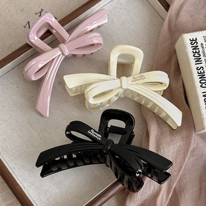 Pinces à cheveux nœud élégantes en rose, crème et noir avec une finition brillante