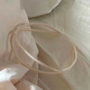 Detail of cream double-layered hollow headband with non-slip teeth on soft fabric