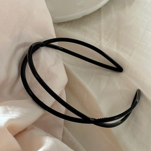 Detail of black double-layered hollow headband with non-slip teeth and glossy finish