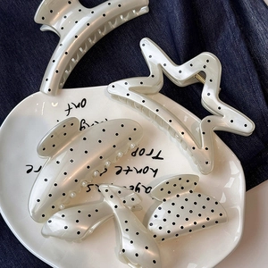 5er-Set cremefarbene Haarklammern mit Polka Dots in Stern- und Schleifenform auf Denim