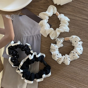 Dreiteiliges Haargummi-Set im koreanischen Stil mit Punkten und Spitze auf Holzhintergrund