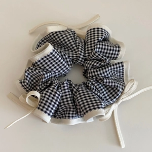 Ρετρό ασπρόμαυρο καρό oversized scrunchie με κομψές λευκές κορδέλες και φιόγκούρες