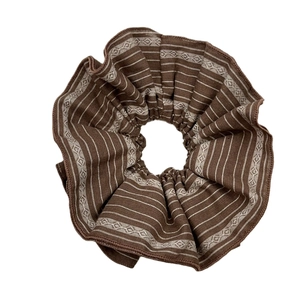 Retro striped scrunchie with geometric jacquard pattern in dark brown and beige fabric