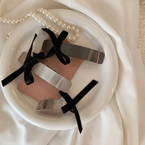 Ensemble de trois pinces à cheveux en métal élégantes avec nœuds en satin noir