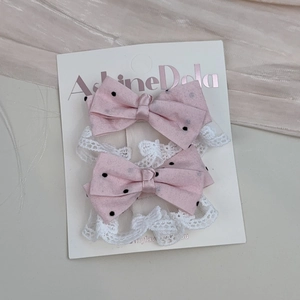 Details von rosa Spitzen-Schleifen-Haarspangen mit schwarzen Punkten auf Display-Karte