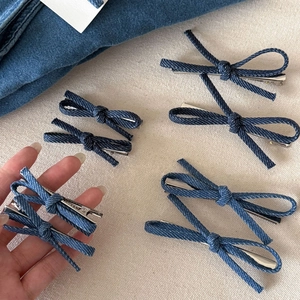 Franse stijl denim strik haarclips in donkerblauw met metalen eendenbekclip op stof