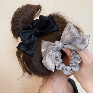 Élastique à cheveux avec grand nœud argenté et noir élégant à texture plissée métallique
